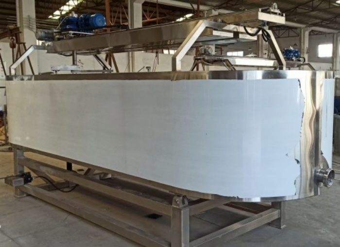 公司新增奶酪制作設(shè)備—不銹鋼奶酪槽、奶油摔打機(jī)